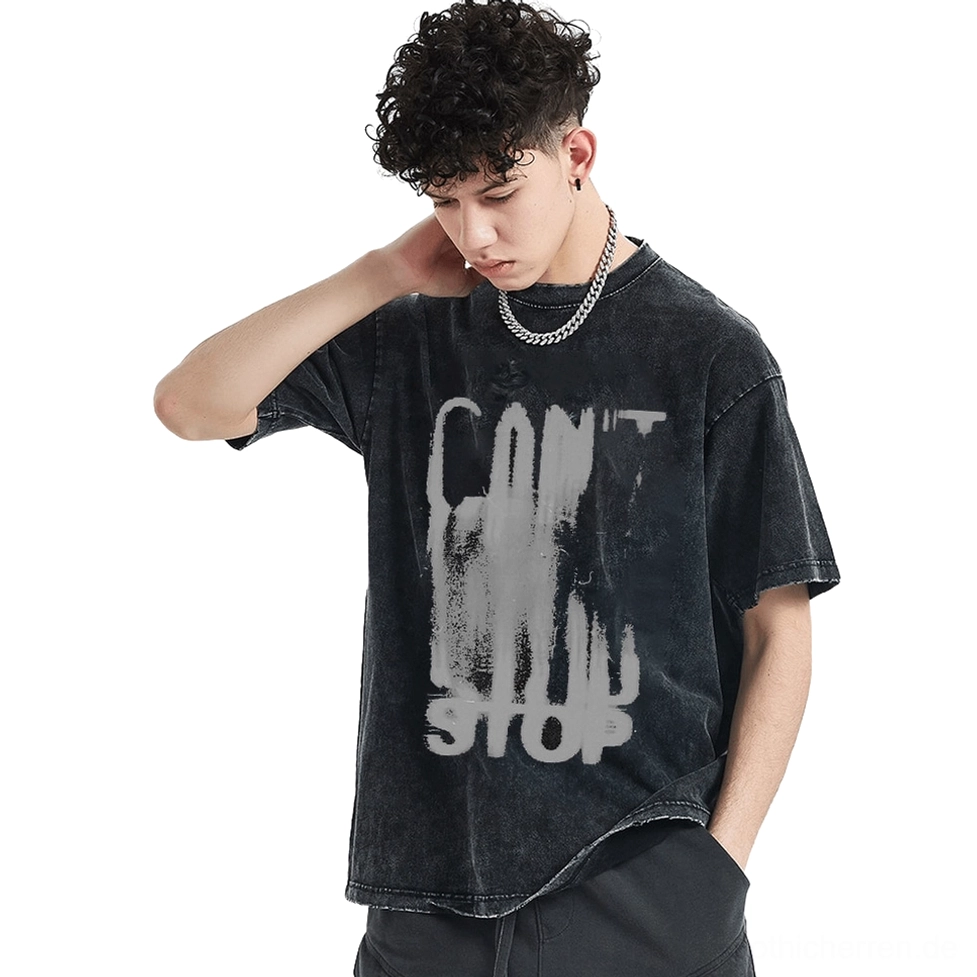 Männliches Model trägt übergroßes schwarzes Distressed-Baumwoll-T-Shirt mit CAN'T STOP Grafikdruck in Seitenansicht, unisex gothic oversized tee Dreiviertelperspektive