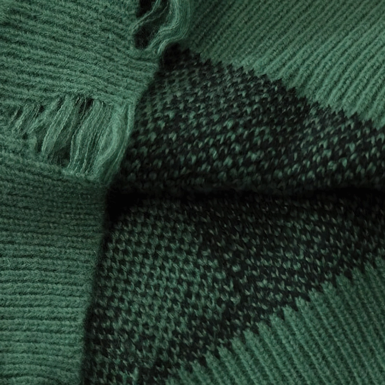 Übergroßer zerrissener Gothic-Schrift Strickpullover komplette Frontansicht, Produktfotografie der Dark-Grunge-Pullovers mit vollem Schnitt