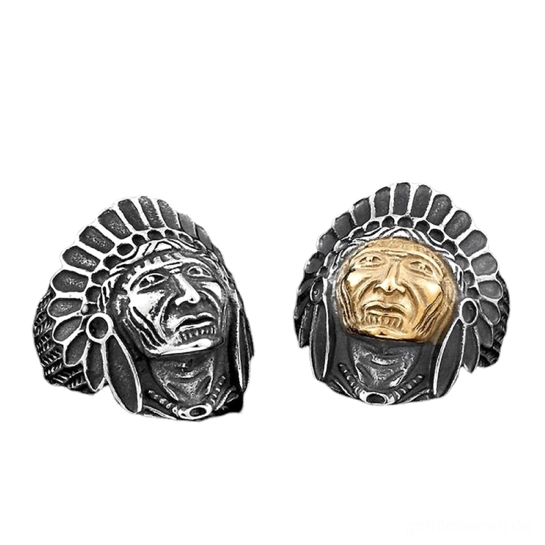 Paar gotischer Totenkopf-Häuptling-Ringe in vintage silbernem Finish, flache Frontansicht mit detaillierter schnitzerei und tribal design