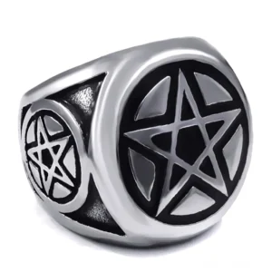 Pentagram Gothic Ring Vorderansicht okkultes Siegel polierte Silber schwarzes Email Pentagram Schmuck Vorder-Dreiviertelsicht