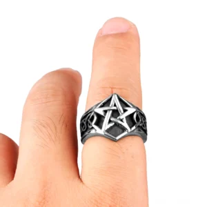 Pentagram Ring an Finger getragen, Seitenprofilansicht zeigt Vintage Silber-Schwarz-Oberflächenfinish und keltische Details