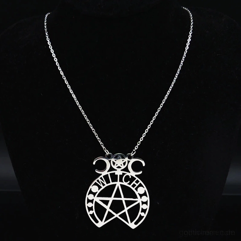 Pentagramm Hexen Gothic Halskette getragen am Körper Styling Dark Fashion Ästhetik Alltags-Look Schmucktrend