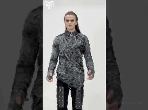 Nahaufnahme des Pentagramm-Kragen-Details auf dem zerrissenen Gothic Sweatshirt mit ausgefranstem Stoff und Metallösen