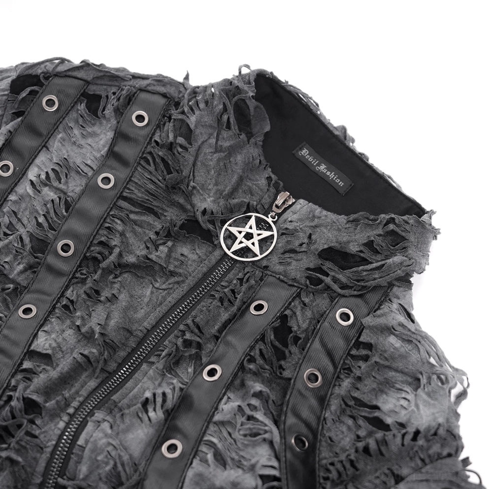 Detailierte Nahaufnahme des Pentagramm-Reißverschlusses auf dem zerrissenen Gothic Sweatshirt mit Ösen und Webbing-Akzenten
