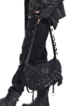 Nahaufnahme Metallhardware und Pyramiden-Nieten auf schwarzer Gothic-Crossbody-Umhängetasche mit industrieller Handwerksqualität und Metallverarbeitung