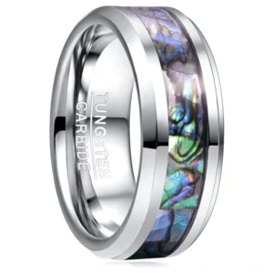 Perlmutt-Intarsia Edelstahl Gothic Ring für Herren mit vorne schräger Nahaufnahme und irisierendem Muscheldetail und poliertem Metallrahmen