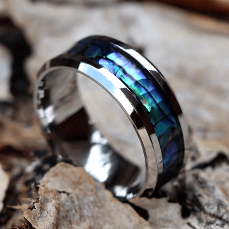 Niedriger Winkel Seitenansicht von Perlmutt-Intarsia Gothic Ring mit glänzender polierter Metallumrahmung und Naturmuster