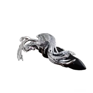 Phönix Anhänger aus Sterlingsilber mit schwarzem Obsidian Stein, detaillierte Seitenperspektive zeigt handgravierte Federwerk und oxidierte Silberverarbeitung der gotischen Kette