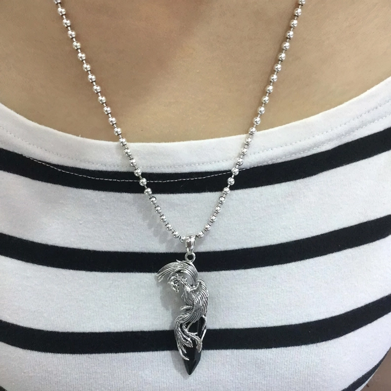 Gotischer Phönix Obsidian Anhänger Halskette am Hals getragen, mit Silberkette, gestylt auf gestreiftem Crew-Neck-Oberteil, zeigt Trageposition und Größenverhältnis