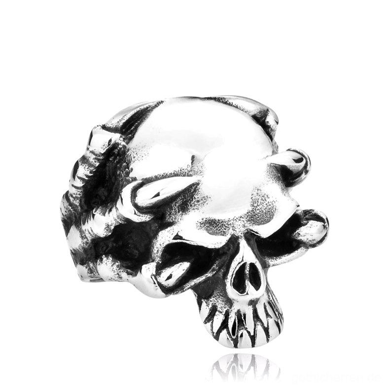 Polierter silberner gotischer Totenkopf-Krallen-Ring mit skelettalen Klauen um Schädel, Vorderansicht im Dreiviertelprofil zeigt kunstvoll geschnitzte Details und knochenähnlichen Glanz auf weißem Hintergrund