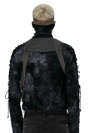 Rückansicht der post-apokalyptischen Crossbody Brusttasche auf männlichem Model mit vollständigem Harness-Rückensystem und seitliche Tasche