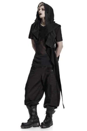 Post-apokalyptischer hooded Cape-Vest in dreiviertel Rückansicht auf männlichem Goth-Model mit Combat-Stiefeln - gothic asymmetric drape vest rear view with industrial aesthetic