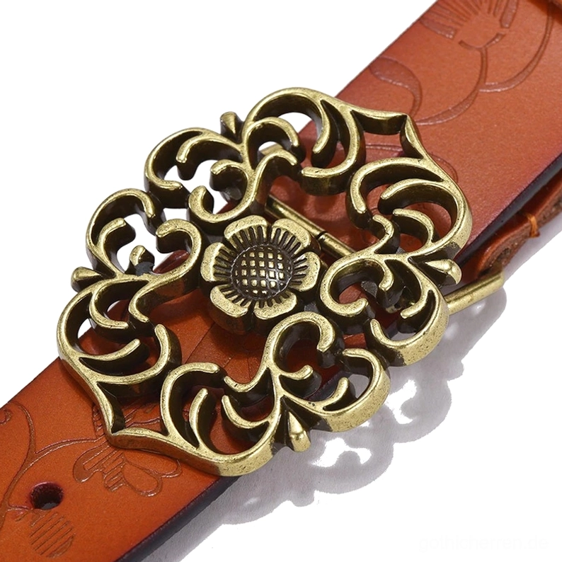 Nahaufnahme Detail des Prägeledergürtels mit erhabenen Blüten-Motiven und detaillierter Bronze Schnalle mit Handwerk-Verarbeitung