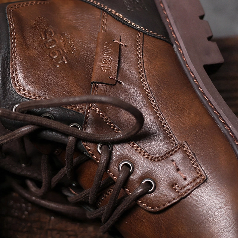 Premium handgefertigte Gothic Schnürstiefel mit spitzer Zehe und authentischem Lederfinish, höchste Qualität und Craftsmanship der Ankle Boots