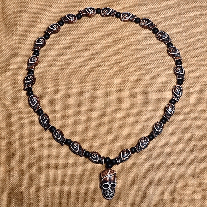 Premium-Kunstharz gotische Totenkopf-Perlenkette – Qualitätshandwerk und Verarbeitung Übersichtsaufnahme