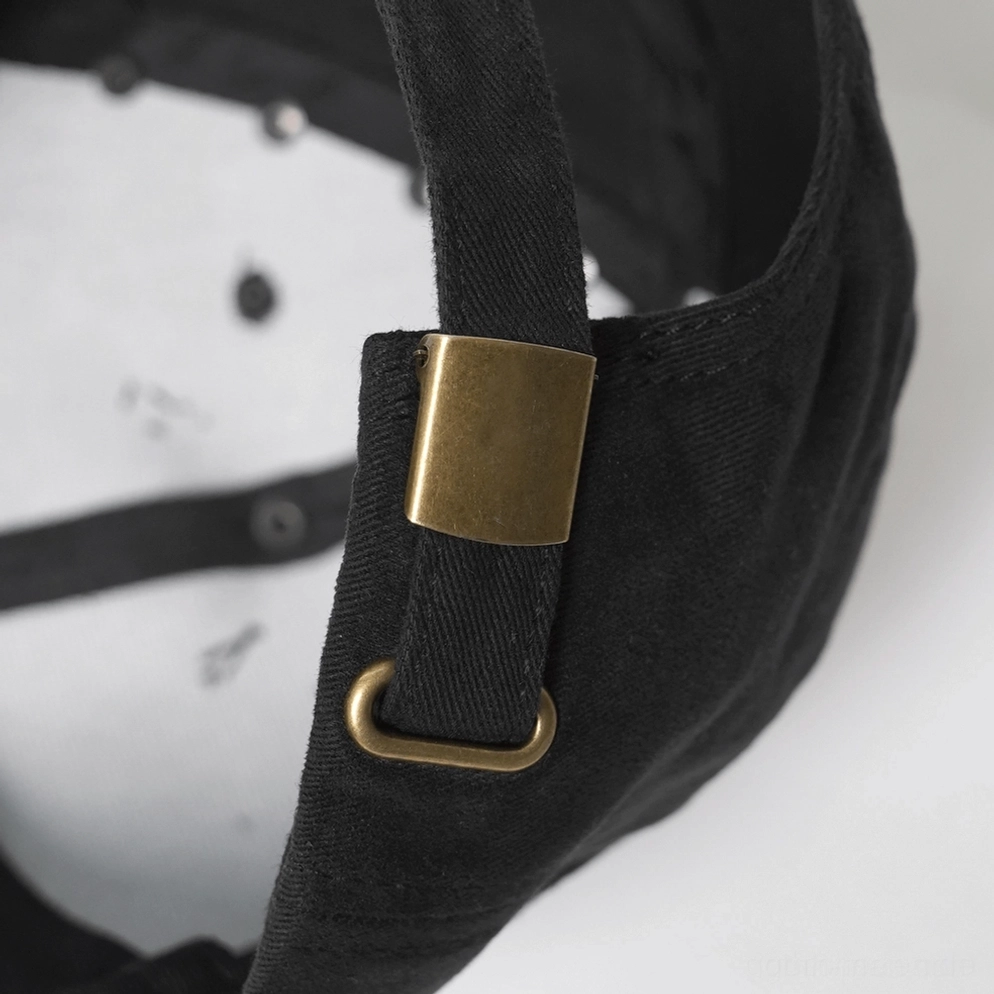 Dunkle Punk Baseball Kappe mit Metallverzierungen und verstellbarem Verschlusssystem – Detailansicht des Verschlussmechanismus