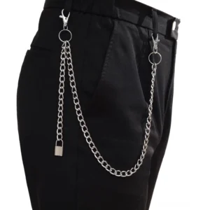 Heavy Curb Chain Punk Geldbörsen-Kettengürtel auf schwarzer Hose, Taille, mit dickem silbernen Metallaufbau und gotischem Panzerketten-Styling, robust und charaktervoll