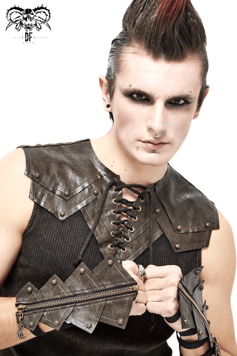 Männliches Modell mit Punk-Mohawk trägt braune Gothic-Fingerlose Handschuhe mit schädel-förmigem Reißverschluss und Schnür-Leder-Schulterpanzer