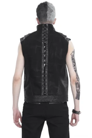 Punk gothic weste rückenansicht auf model mit schnürrücken design und metallösen lace-up back closure herrenweste