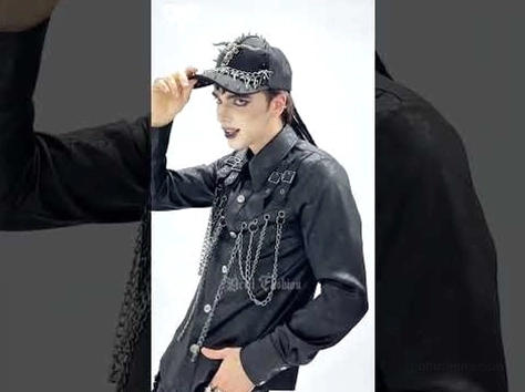 Metallspitzen Gothic Baseball Kappe mit Gliederketten und Bullschädel – getragen von männlichem Performer in dunklem Punk-Outfit mit Lederakzenten