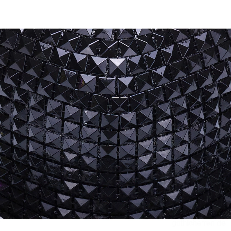 Pyramid-Stud-Snapback-Kappe Textur und dreidimensionale metallische Spikes, detaillierte Darstellung der Nieten-Struktur und Tiefenwirkung