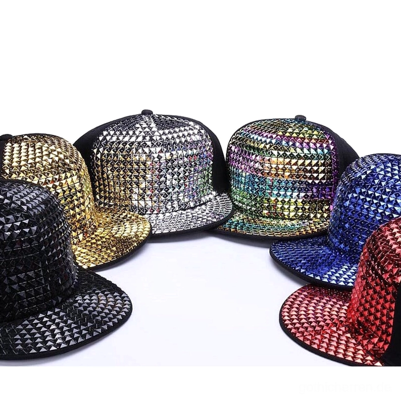 Pyramid-Stud-Snapback-Kappe Visier-Detail mit Handwerk-Qualität der Studs, gotische Kappe Schirmdetail mit Nieten-Verarbeitung