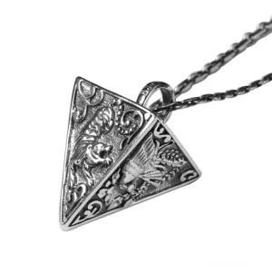 Oxidiertes Silber-Pyramidenpendant mit handgeprägten Drachen- und Tiermotiven, detaillierte Seitenansicht zeigt aufwendige Reliefschnitzarbeit und Gothic Halskette