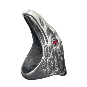 Rabenkopf Gothic Ring Innenseite Detail zeigt chirurgischen Edelstahl-Konstruktion, feine Federn-Struktur und präzise Verarbeitung des Ringbands