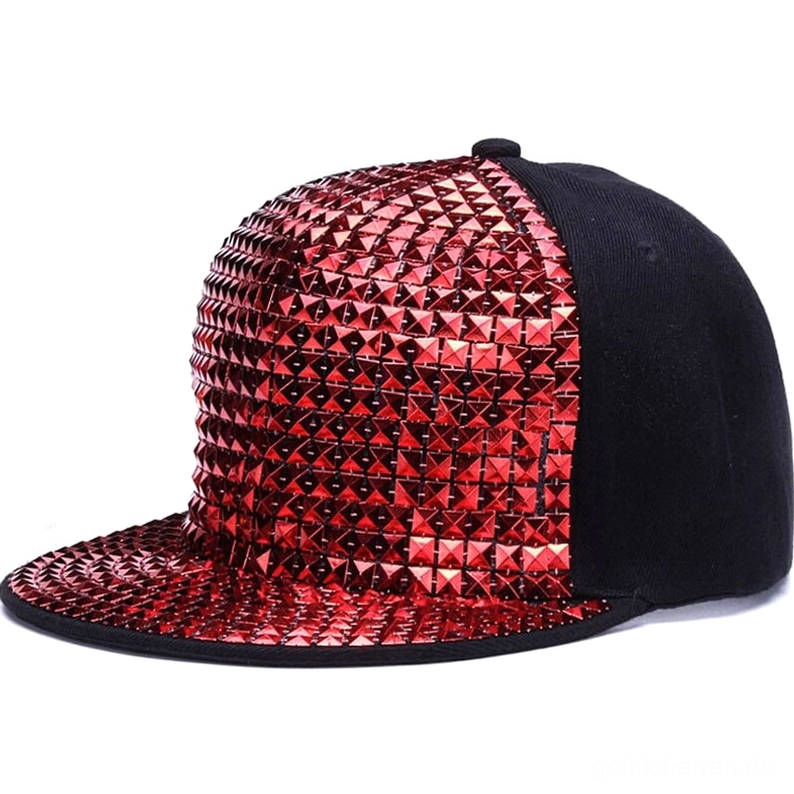 Rote leuchtende Pyramid-Stud-Flat-Brim-Kappe mit intensiver krimineller Spike-Dekoration, gotische Snapback mit roten Nieten, aggressive Rebellion