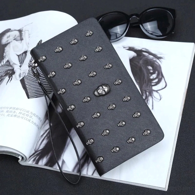 Reißverschluss Gothic Totenkopf-Geldbörse Schrägvorderansicht – Langform Handtasche mit mehreren Totenkopf-Dekorationen und Reißverschluss Closure Mechanical Detail