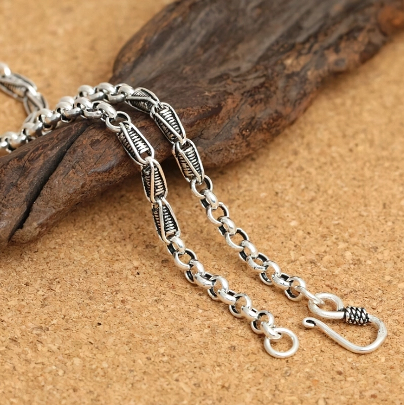 Retro-stil 925er sterlingsilber gedrehte gliederkette halskette mit antiquiertem finish auf holzklotz gotische ästhetik schmuckdetail angezeigt