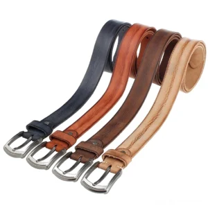 Kollektion handgefertigter Rindsleder Gothic Gürtel mit antiken Legierungsschnallen in vielen Vintage Farben einschließlich tiefes Braun Waldgrün und gebranntes Orange auf weißem Studio Hintergrund