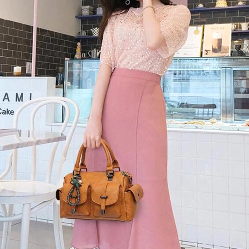 Rosa gotische Lederschultertasche gestylt – Romantic-Goth Ästhetik und zarte dunkle Styling-Inspiration für Soft-Goth Mode-Liebhaber