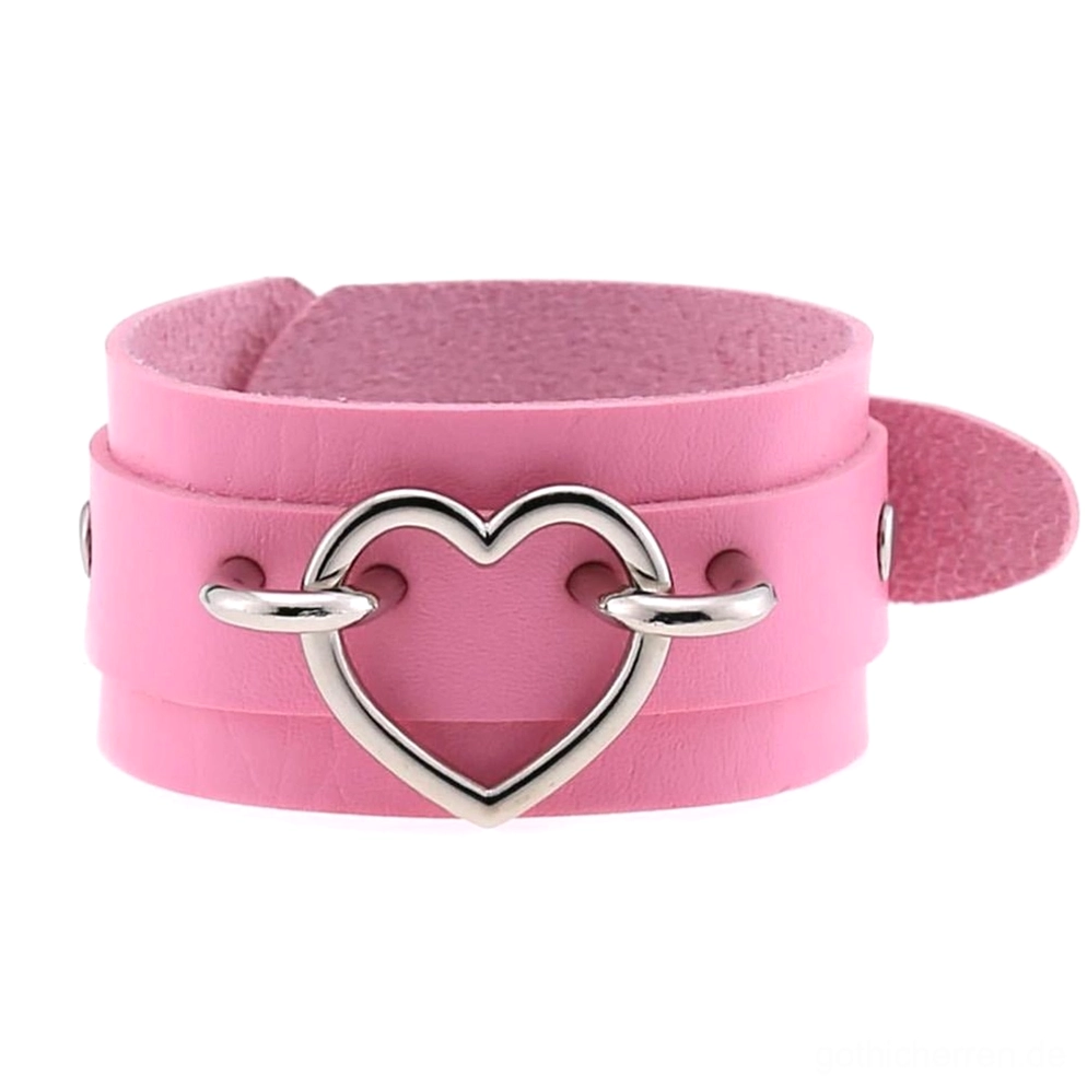 Rosa doppellagiges Lederherz-Armband mit silberner hohler Herz-Schnalle, Flachaufnahme Vorderansicht, Alternative-Fashion Schmuck Gothic
