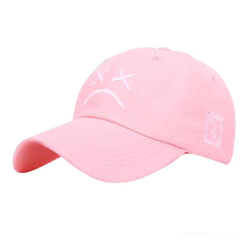 Rosa Soft-Goth Cap mit gesticktem emotionalen Trauer-Gesicht, Seitenwinkel Studio-Fotografie, Pastel-Alternative Fashion