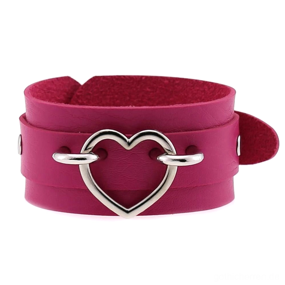 Rosérot doppellagiges Lederherz-Armband mit silberner Herz-Metalldekor, Flachaufnahme Vorderansicht, Alternative-Fashion Statement Schmuck