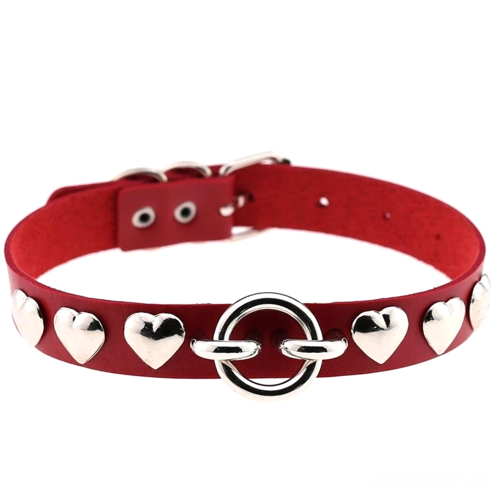 rot pu leder herzchoker mit silbernen herznieten und o-ring leidenschaftlicher gothic halsschmuck flach gelegt