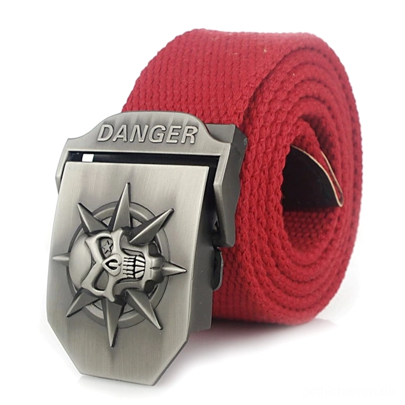 Rot Punk Canvas Gothic Gürtel mit versilberter nietzengespickter DANGER-Totenkopf-Schnalle, schräge Studio-Aufnahme