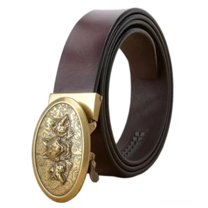 Rotbraun Rindsleder Gothic Gürtel mit goldener Wolf-geprägte ovale Schnalle, Studio-Produktaufnahme auf weißem Hintergrund, gotisches Ledergürtel-Design