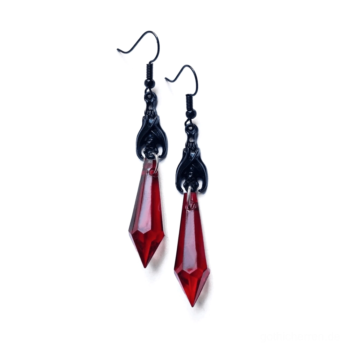 Rote Gothic Fledermaus Ohrringe mit transparenten roten facettierten Tropfen-Anhängern und ornamentiertem schwarzem Metall - moderne Gothic Schmuck Kollektion