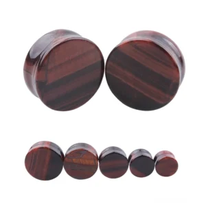 Rote Tigerit-Ohrringe und Tunnel-Plugs mit natürlicher Holzmaserung-Streifung in mehreren Größen von 6 mm bis 25 mm, Gothic Body-Jewelry-Kollektion auf weißem Hintergrund, Naturstein Ear Gauges