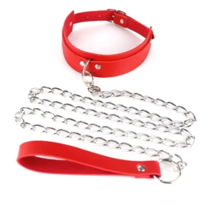Rotes Gothic Leder-Harness mit silbernen Metallketten und roter Lederleine – Flat-Lay Komposition zeigt das komplette verstellbare Ledergeschirr-Design mit Metall-Hardware