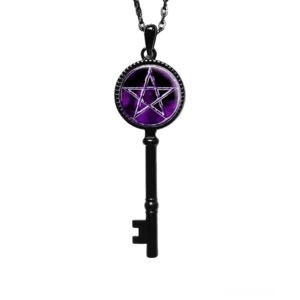 Schwarzer Salomons Pentagramm Skelettschlüssel mit violettem Glasanhänger, gotische Halskette Frontansicht, flache Studiolage auf weißem Hintergrund, geometrisches okkultes Design, handwerkliche Zinklegierung
