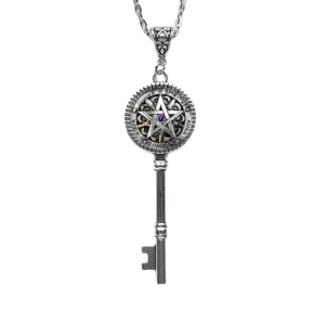 Silber-Finish Salomons-Schlüssel-Pentagram-Anhänger mit ornamentaler Öse und violettem Stein, mittelalterliche Grimoire-Sigille, gotische Kette Frontalansicht