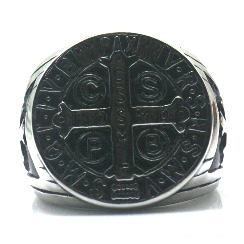 Sankt Benedikt Gothic Ring Draufsicht vollständige zirkuläre Benediktus-Medaille Kreuz in der Mitte umgeben von religiösen Gravurbeschriftungen