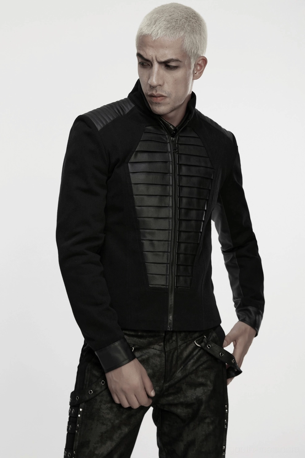 Gothic Military Jacke Alternative Styling Detail mit gummierter Kunstleder-Oberflächenstruktur und gestepptem Sargdesign-Motiv