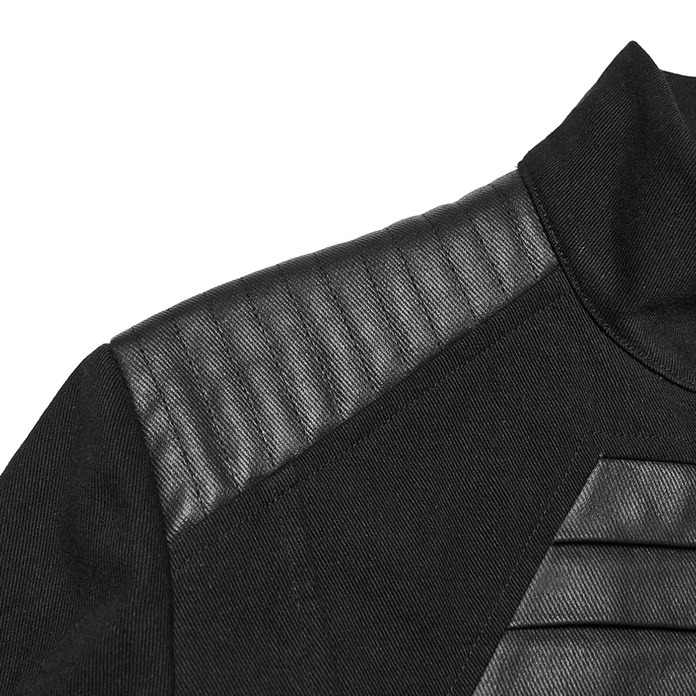 Nahaufnahme gesteppter Kunstleder-Schulterpartie auf Gothic Military Jacke – Präzisions-Steppnähte und Materialhybrid-Kontrast