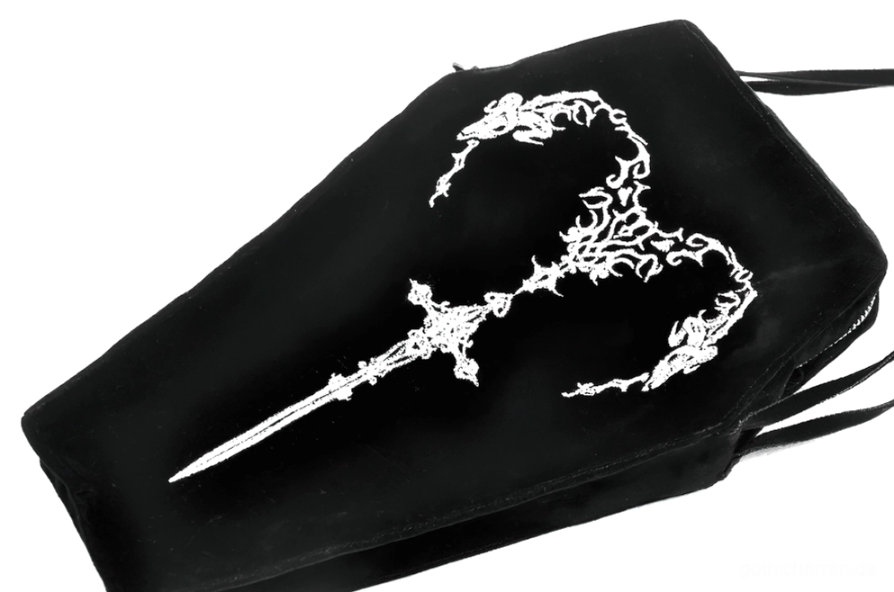 Nahaufnahme-Detailansicht der weißen bestickten Schwert- und Filigran-Ranken auf schwarzer sargförmiger Tasche, zeigt Handstickerei-Qualität