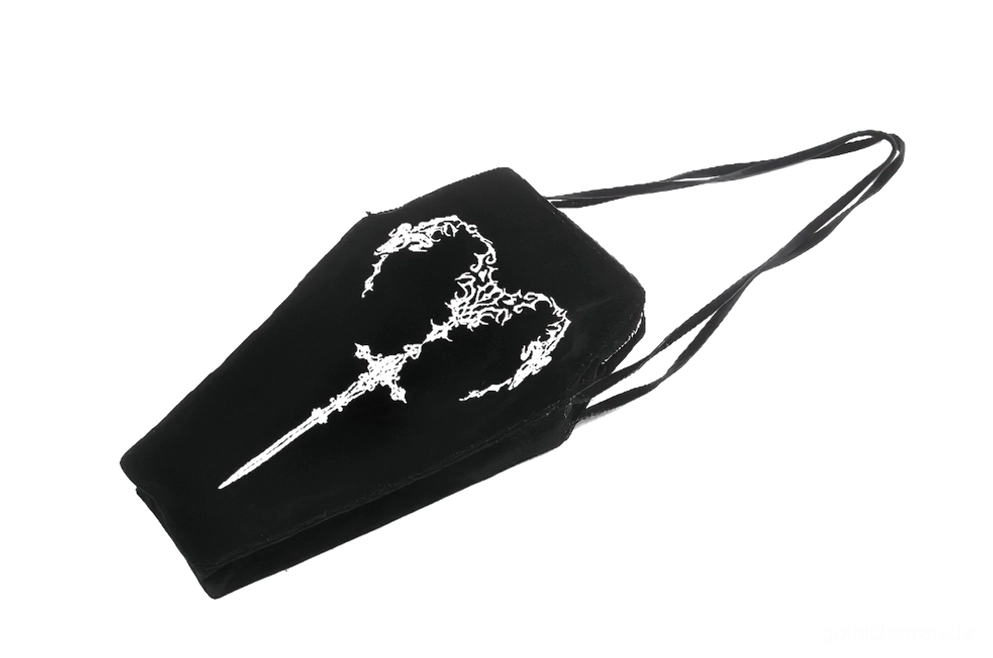 Tiefenwinkelperspektive der schwarzen sargförmigen Schultertasche, zeigt Silhouette, Schwert-Stickerei-Details und verstellbaren Schultergurt