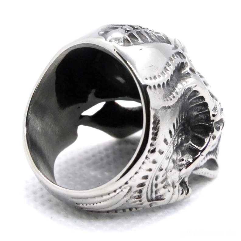 Rückansicht des Totenkopf-Rings mit Blick auf den hohlen Innenring und die eingravierte gotische Außengestaltung in silberner Edelstahl-Ausführung